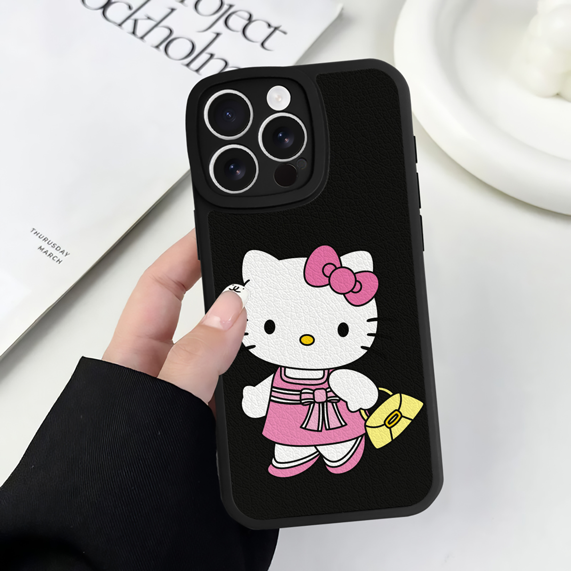 （画像用） Hello Kitty ハローキティ 【iPhone 16シリーズ対応】シリコンスマホケース（レザー調） 材質：シリコン